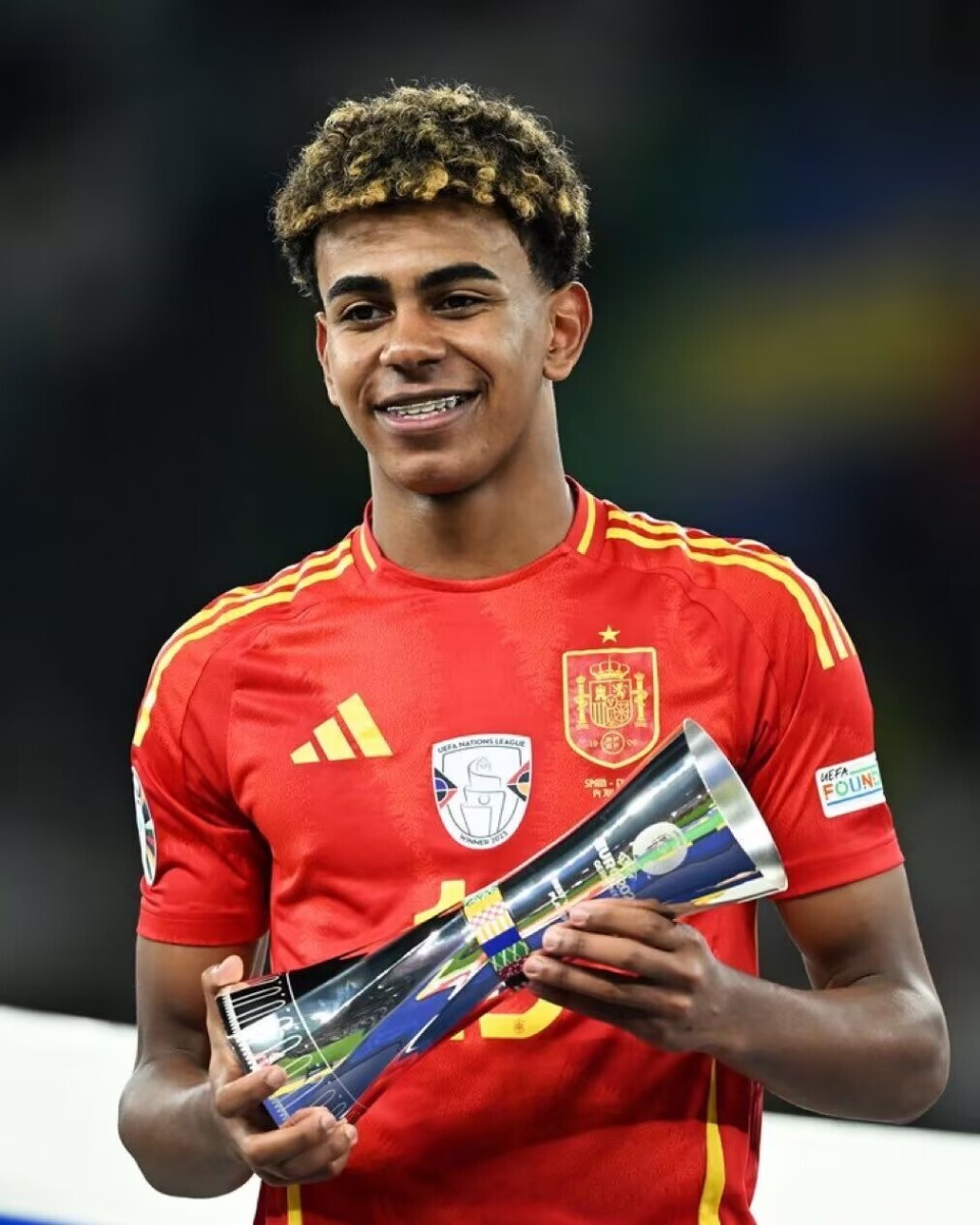 TA：贝林应该担任英格兰的10号位，他比罗杰斯更具进球威胁（TA：英格兰10号应由贝林担纲，他的进球威胁胜过罗杰斯）