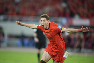 追上咱们盐城的足球巨星了，蒯纪闻还有苏超的队员们（与盐城足球巨星齐名，蒯纪闻联袂苏超队员）