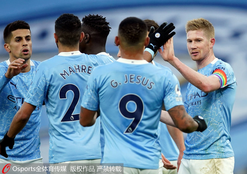 中场核心破门后致敬球迷，感人一幕（中场大将建功后向球迷致意，暖心一刻）